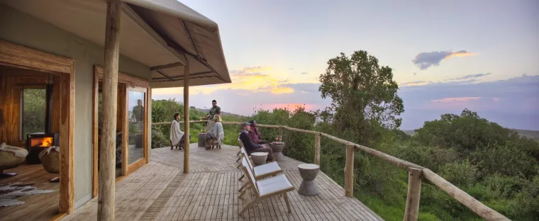 JUNGLE DOMES, NOGORONGORO, TANZANIJA - Zapanjujuće fotografije otkrivaju nove luksuzne kupolaste vile po cijeni od 700 funti po noći, smještene visoko među džungle i divljim životinjama za ultimativni boravak u prirodi. Poput mini verzije projekta Eden, slike prikazuju prostrane otvorene prostore unutar kupola, s velikim zajedničkim prostorijama i spavaćim sobama koje imaju ogromne prozore s pogledom na spektakularne prizore divljine. Drugi kadrovi donose ptičju perspektivu, gdje kupole jasno odskaču svojom svjetlošću u zelenilu drveća, a jedna kupola je posebno osvijetljena pod noćnim nebom. Nevjerojatne fotografije prikazuju kamp pod nazivom &quot;The Highlands&quot; u Ngorongoru, Tanzanija.
Projekt je osmislila južnoafrička tvrtka Artichoke, a &quot;The Highlands&quot; inspiriran je prekrasnim krajolikom okolnog područja. Agencija Asilia Africa organizira izlete i odmore u &quot;The Highlands&quot; kampu.