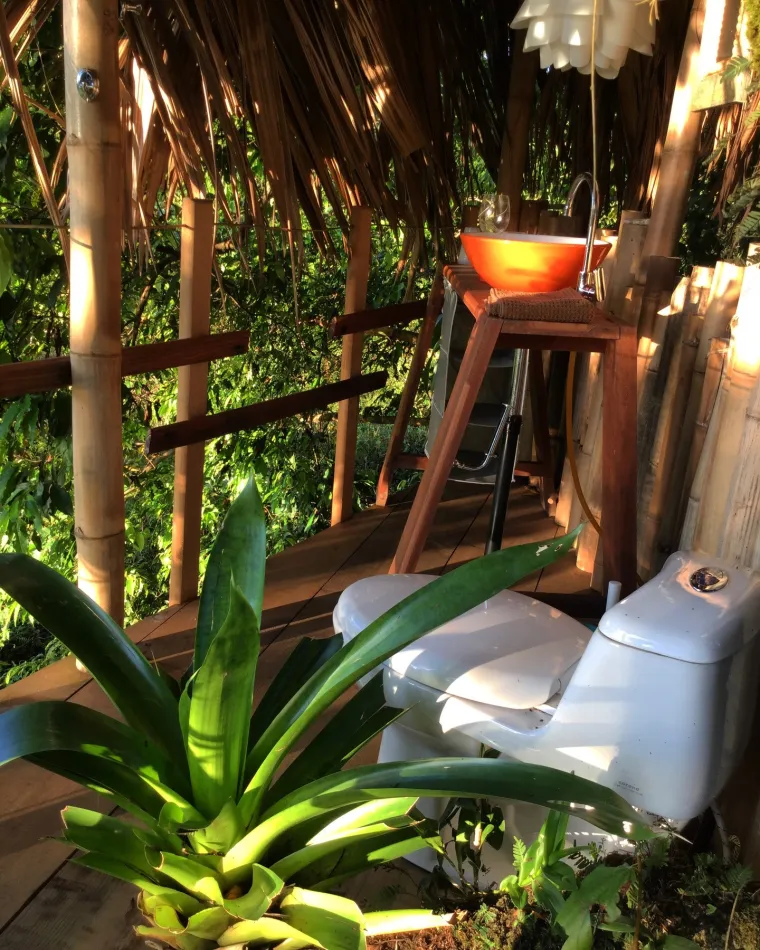 JUNGLE TREE HOUSE - Ova kuća na drvetu je otvorena prema prirodi, omogućujući gostima da dožive čaroliju džungle i uživaju u spektakularnim pticama, žabama koje skaču po drveću, majmunima i drugim životinjama koje nastanjuju ovaj dio svijeta. Smještena između Pauncha i Bluffa u Panami, nešto više od tri milje od grada Bocas, kuća na drvetu iako u srcu džungle, udaljena je samo deset minuta hoda od najbliže plaže. Vlasnici su Todd i Diane Sherman, koji žive na istom imanju od dva hektara.