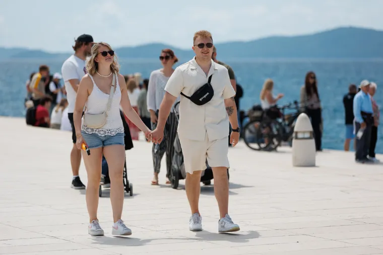 Zadarska špica puna k'o šipak, a djevojka u providnoj haljini ukrala svu pažnju