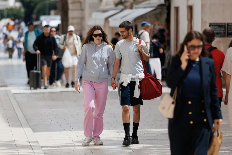 Zadarska špica puna k'o šipak, a djevojka u providnoj haljini ukrala svu pažnju