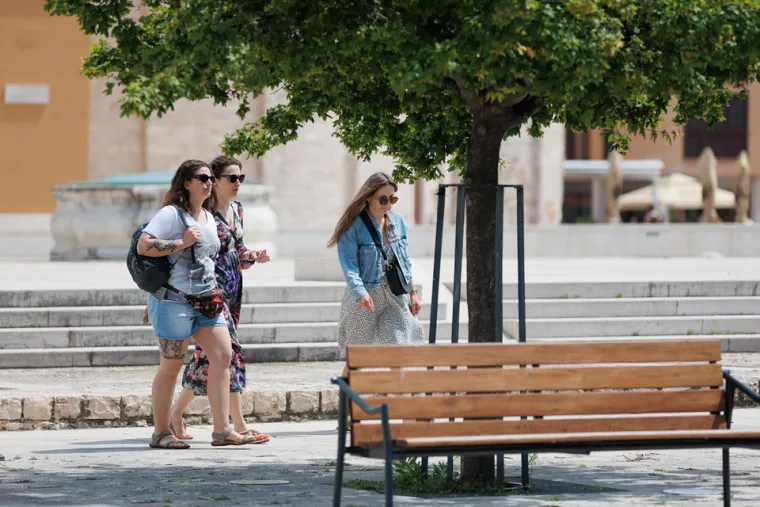 Zadarska špica puna k'o šipak, a djevojka u providnoj haljini ukrala svu pažnju