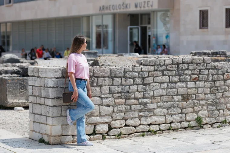 Zadarska &scaron;pica puna k'o &scaron;ipak, a djevojka u providnoj haljini ukrala svu pažnju