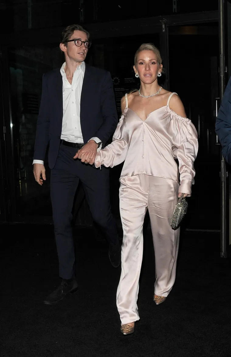 Podsjetimo da su se Ellie Goulding i  trgovac umjetninama Caspar Jopling (33) vjenčali u kolovozu 2019. godine, a par ima sina Arthura (4). No,u veljači 2024. Ellie je potvrdila da su se ona i Caspar odlučili razvesti. Oboje su naglasili da ostaju bliski prijatelji i posvećeni zajedničkom roditeljstvu Arthura uz molbu za poštovanje njihove privatnosti.