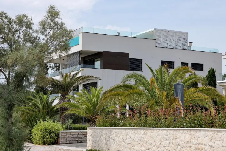 Ova mediteranska oaza, s pogledom na more, često je utočište za obitelj Modrić tijekom ljeta za obiteljski odmor. Vila u Kožinu pravi je prizor luksuza i spoj je modernog komfora i dalmatinskog šarma. Prije nekoliko godina, pojavila se informacija o betoniranju plaže ispred vile. Međutim, Modrić je tada izričito demantirao povezanost, naglasivši da plaža nije privatna, već javna površina u blizini, čime je demantirao nagađanja.