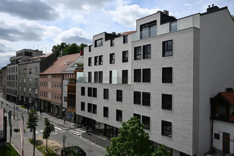 Luka Modrić 2024. kupio je penthouse na kraju Tkalčićeve ulice u Zagrebu. Radi se o stanu veličine 220 kvadrata s prostranom lođom od 29 kvadrata na vrhu nove zgrade. Procjenjuje se da ga je platio oko 1.400.000 eura ako se za izračun uzme da ga je vjerojatno rezervirao kad je počela gradnja, prije najmanje godinu dana pa je cijena kvadrata mogla biti između 6000 i 7000 eura. Prema zemljišnim knjigama, zapravo se radi o dva ekskluzivna stana u potkrovlju, jedan je veličine 108 kvadrata i ima tri spavaće sobe, a drugi ima 119 kvadrata, lođu, dnevni boravak i blagovaonicu i sobu s kupaonicom.