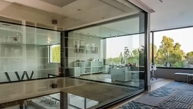 Ured mu je sav u staklu. 