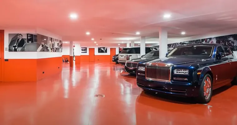 Posjeduje i garažu za veći broj automobila. 