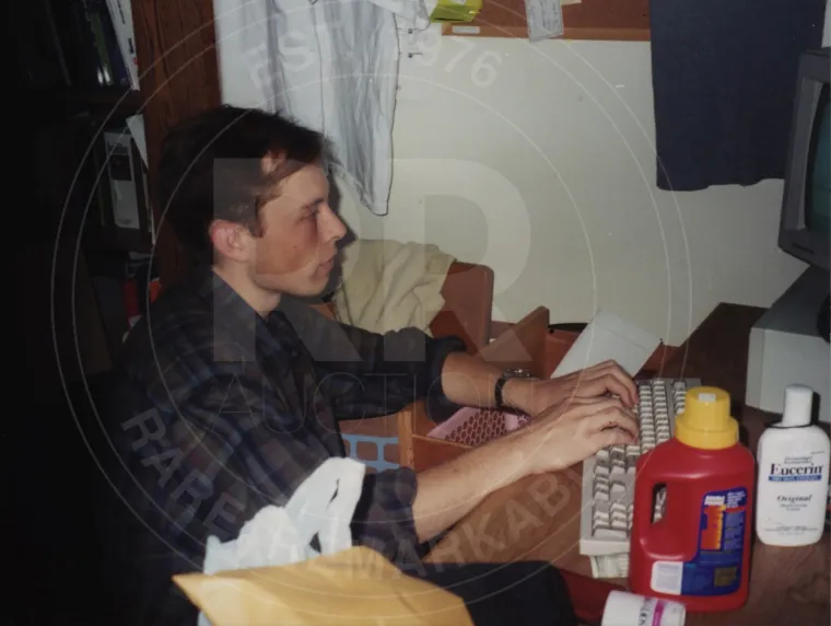 Još kao dijete pokazivao je interes za tehnologiju i programiranje, a svoj prvi softver, igricu Blastar, prodao je s 12 godina.