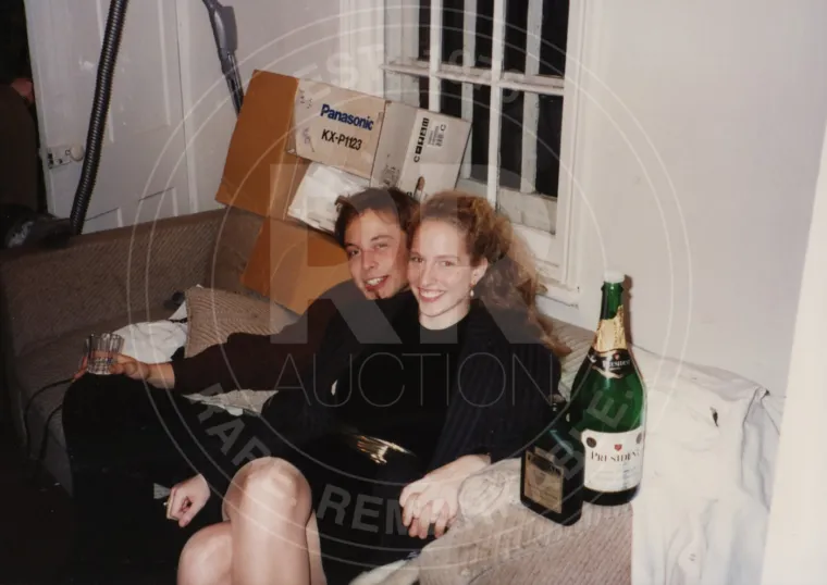 Također, Elon je tijekom svog studija hodao s djevojkom Jennifer Gwynne, koja je 2022. godine prodavala njihove fotografije na aukciji.