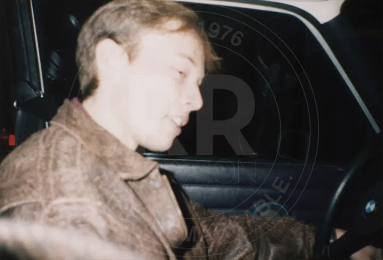 Evo kako je izgledao Elon Musk prije slave: Grli ljubav iz studentskih dana
