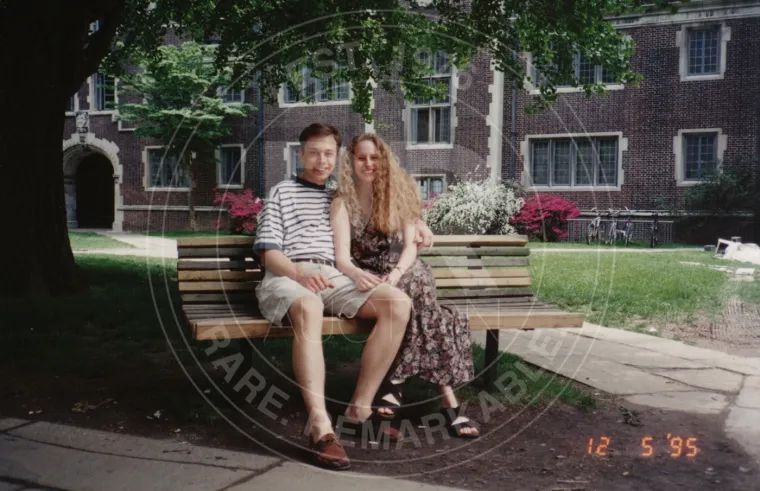 Evo kako je izgledao Elon Musk prije slave: Grli ljubav iz studentskih dana