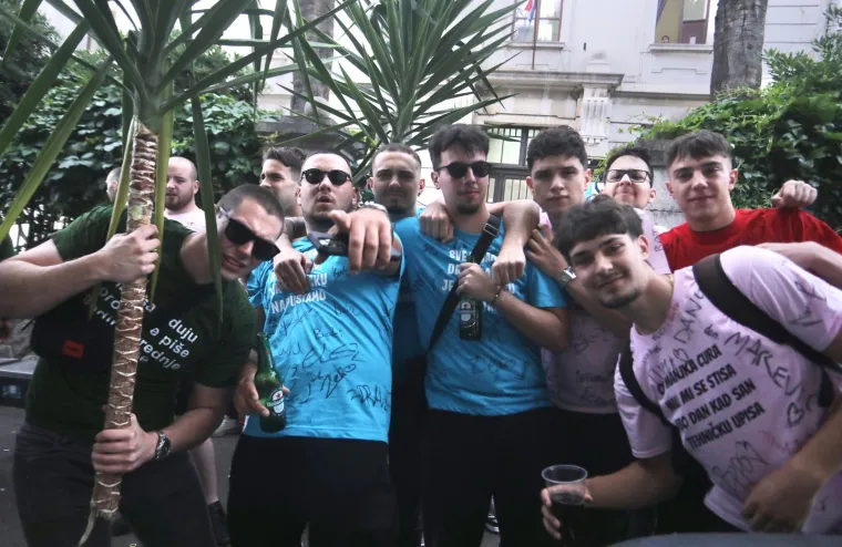 Ludnica diljem zemlje, maturanti slave: Kod jednih alkohol teče u potocima, drugi zaplesali Quadrillu