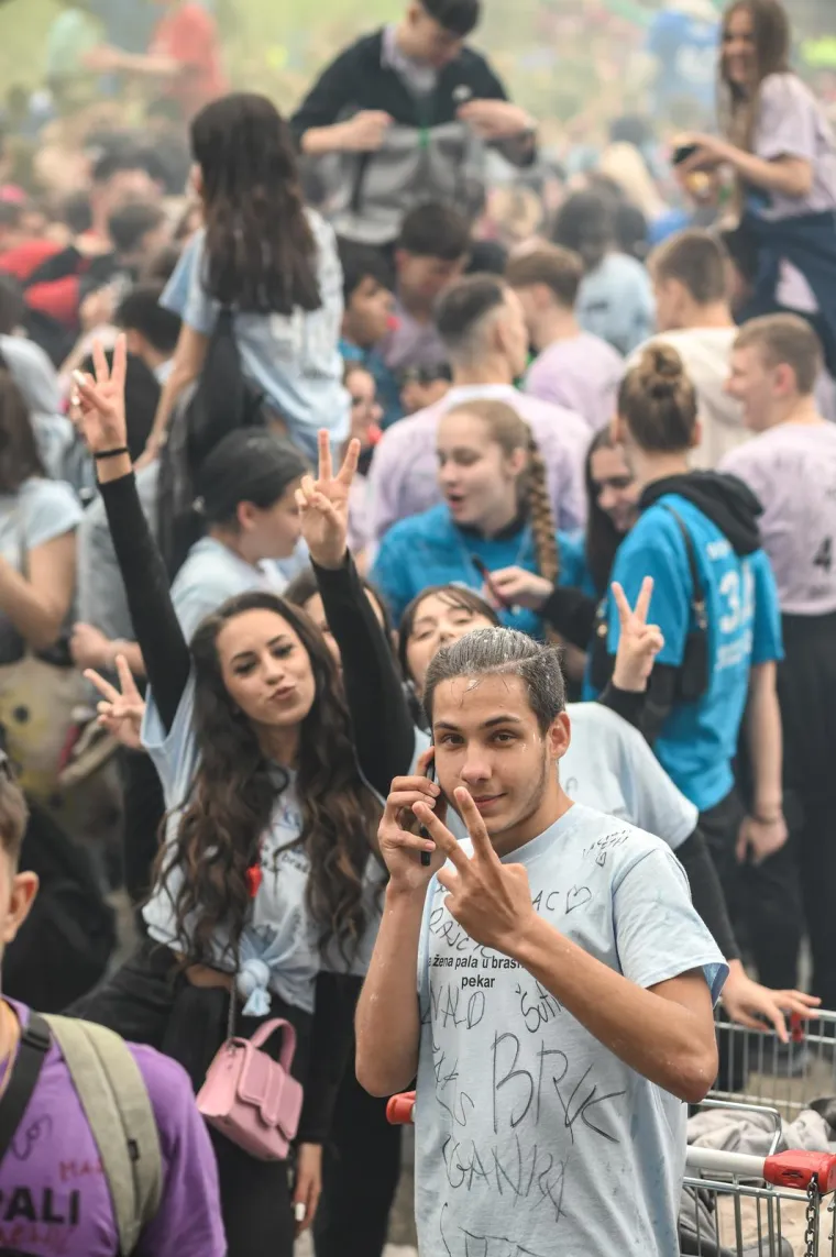 Ludnica diljem zemlje, maturanti slave: Kod jednih alkohol teče u potocima, drugi zaplesali Quadrillu