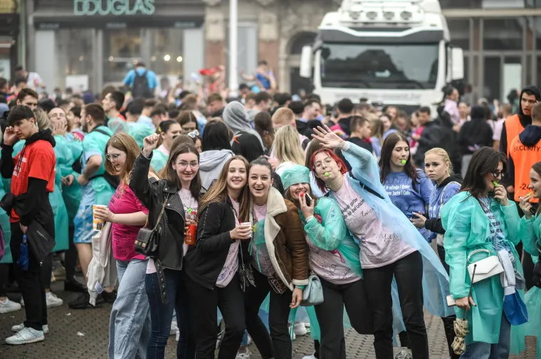 Ludnica diljem zemlje, maturanti slave: Kod jednih alkohol teče u potocima, drugi zaplesali Quadrillu