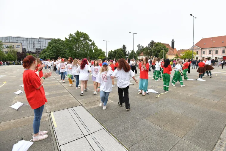 Ludnica diljem zemlje, maturanti slave: Kod jednih alkohol teče u potocima, drugi zaplesali Quadrillu