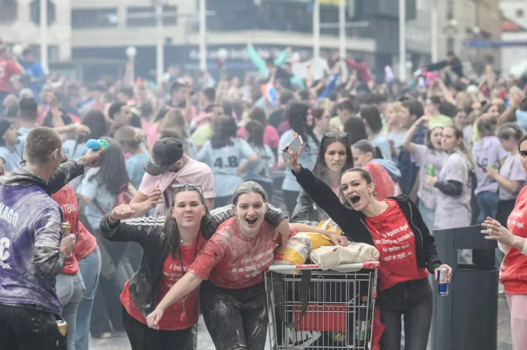 Ludnica diljem zemlje, maturanti slave: Kod jednih alkohol teče u potocima, drugi zaplesali Quadrillu