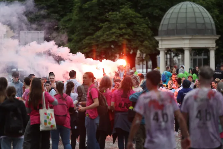 Ludnica diljem zemlje, maturanti slave: Kod jednih alkohol teče u potocima, drugi zaplesali Quadrillu