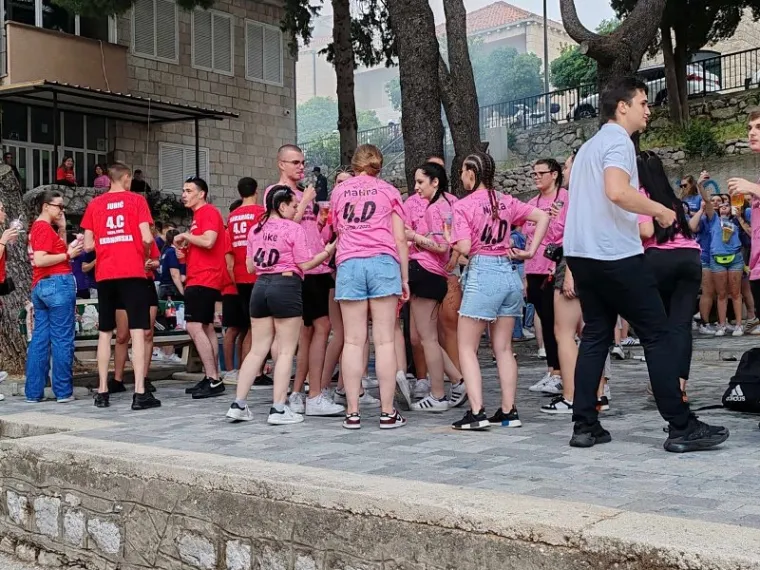 Ludnica diljem zemlje, maturanti slave: Kod jednih alkohol teče u potocima, drugi zaplesali Quadrillu