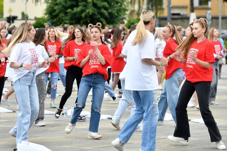 Ludnica diljem zemlje, maturanti slave: Kod jednih alkohol teče u potocima, drugi zaplesali Quadrillu
