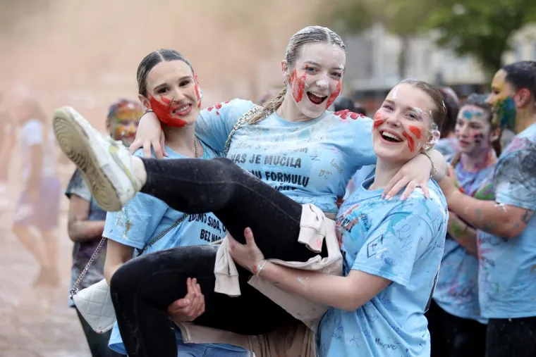 Ludnica diljem zemlje, maturanti slave: Kod jednih alkohol teče u potocima, drugi zaplesali Quadrillu