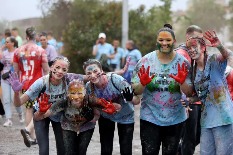 Ludnica diljem zemlje, maturanti slave: Kod jednih alkohol teče u potocima, drugi zaplesali Quadrillu