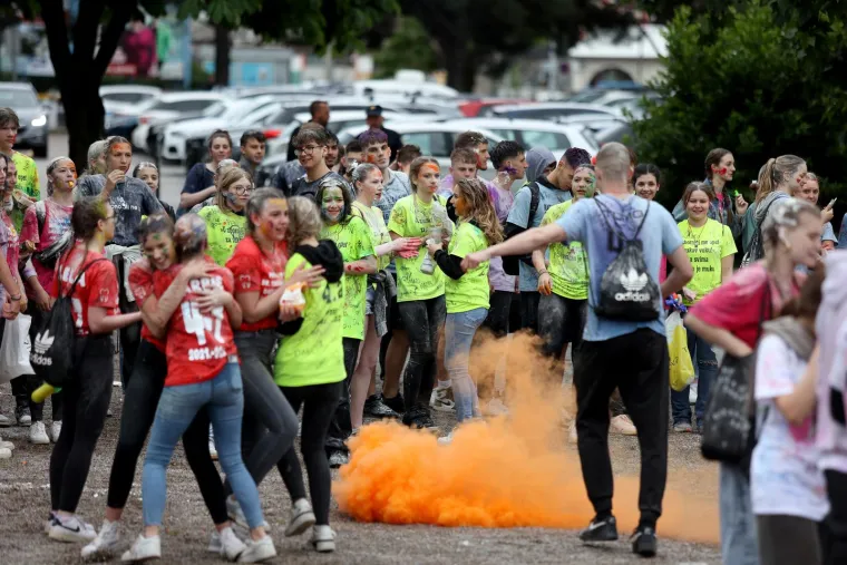 Ludnica diljem zemlje, maturanti slave: Kod jednih alkohol teče u potocima, drugi zaplesali Quadrillu