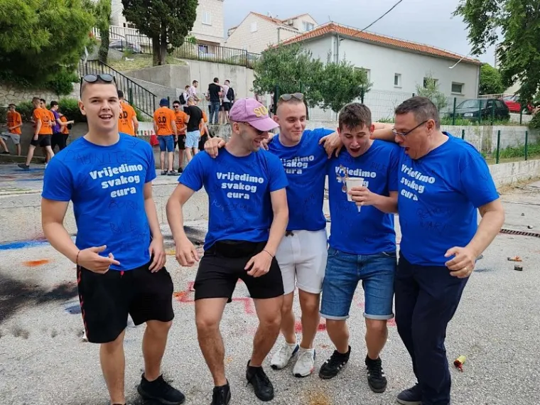 Ludnica diljem zemlje, maturanti slave: Kod jednih alkohol teče u potocima, drugi zaplesali Quadrillu