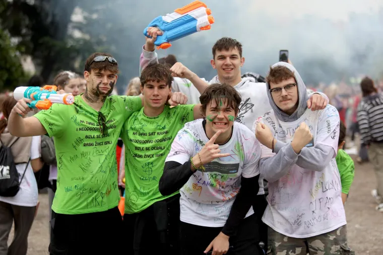 Ludnica diljem zemlje, maturanti slave: Kod jednih alkohol teče u potocima, drugi zaplesali Quadrillu