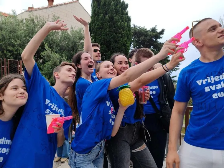 Ludnica diljem zemlje, maturanti slave: Kod jednih alkohol teče u potocima, drugi zaplesali Quadrillu