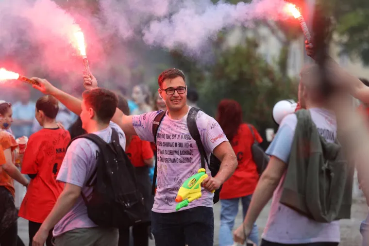 Ludnica diljem zemlje, maturanti slave: Kod jednih alkohol teče u potocima, drugi zaplesali Quadrillu