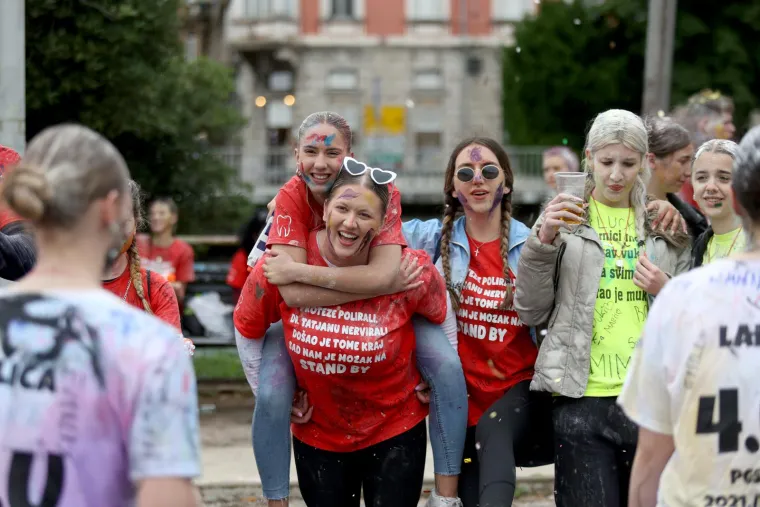 Ludnica diljem zemlje, maturanti slave: Kod jednih alkohol teče u potocima, drugi zaplesali Quadrillu