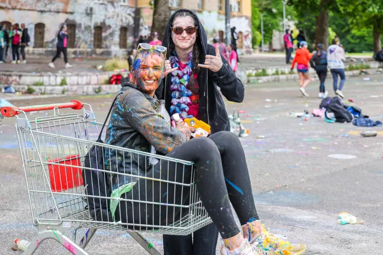 Ludnica diljem zemlje, maturanti slave: Kod jednih alkohol teče u potocima, drugi zaplesali Quadrillu