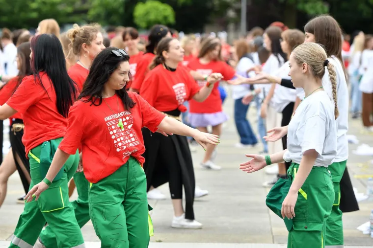 Ludnica diljem zemlje, maturanti slave: Kod jednih alkohol teče u potocima, drugi zaplesali Quadrillu