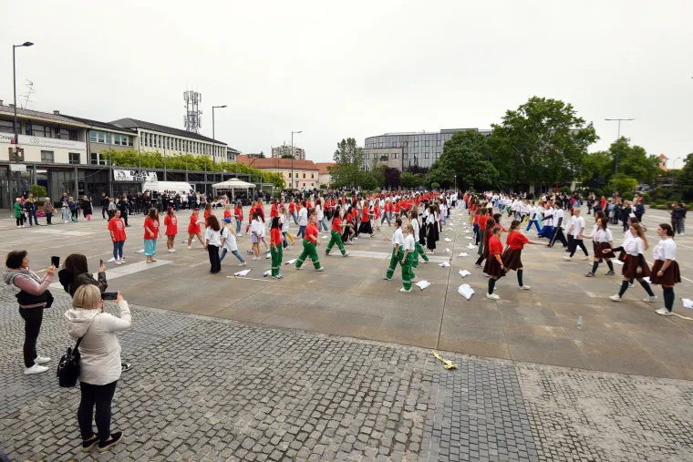 Ludnica diljem zemlje, maturanti slave: Kod jednih alkohol teče u potocima, drugi zaplesali Quadrillu