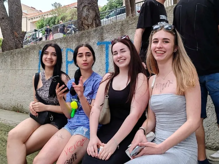 Ludnica diljem zemlje, maturanti slave: Kod jednih alkohol teče u potocima, drugi zaplesali Quadrillu