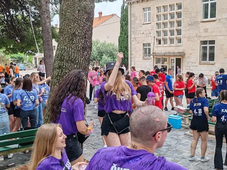 Ludnica diljem zemlje, maturanti slave: Kod jednih alkohol teče u potocima, drugi zaplesali Quadrillu