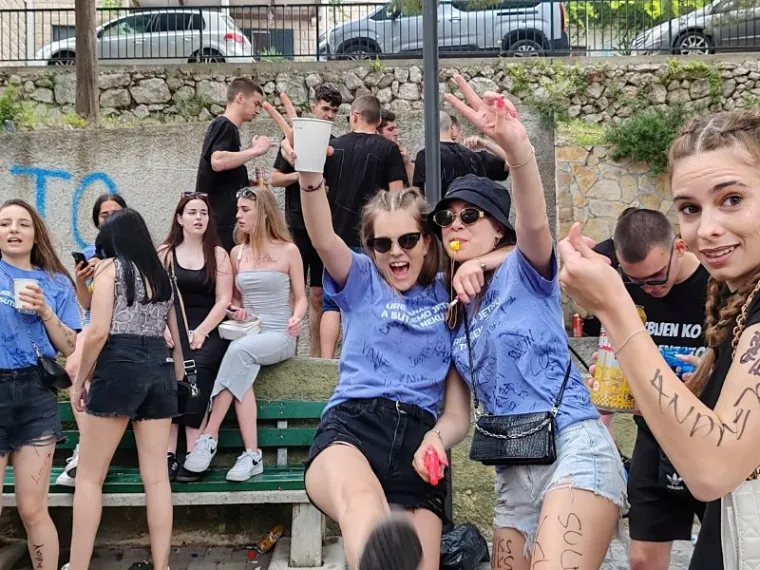 Ludnica diljem zemlje, maturanti slave: Kod jednih alkohol teče u potocima, drugi zaplesali Quadrillu