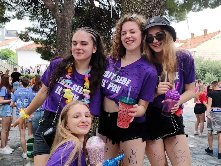 Ludnica diljem zemlje, maturanti slave: Kod jednih alkohol teče u potocima, drugi zaplesali Quadrillu