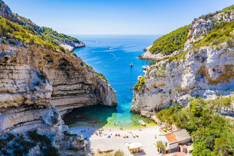 Stiniva (Vis): Njena izoliranost i ljepota čine je jednom od najnagrađivanijih europskih plaža.
