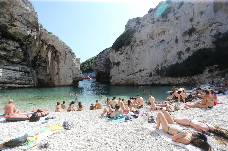 Stiniva (Vis): Skriveni dragulj Visa, šljunčana uvala okružena visokim stijenama s uskim morskim prolazom. 