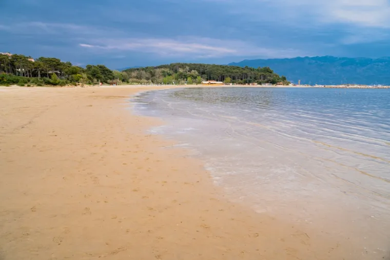 Rajska plaža (Lopar, Rab): Gotovo dva kilometra duga pješčana oaza na Rabu, idealna za obitelji zbog izuzetno plitkog mora i obilja sadržaja.