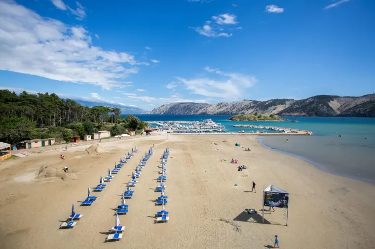 Rajska plaža (Lopar, Rab): Jedna od rijetkih velikih pješčanih plaža Jadrana.