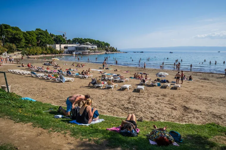 Bačvice (Split): Vrvi životom, idealna za obitelji i sve željne autentičnog splitskog duha.