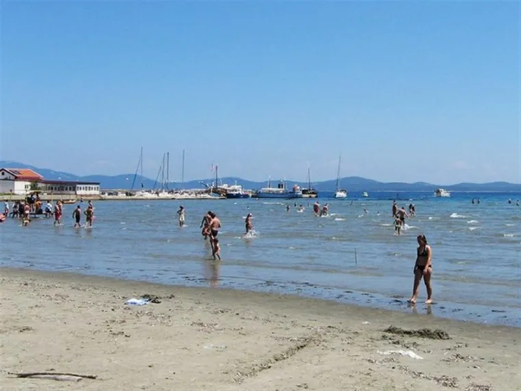 Spiaza (Susak): Specifična je i po obližnjem ljekovitom blatu koje privlači posjetitelje.