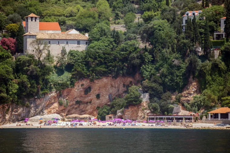 Sveti Jakov (Dubrovnik): Mirnija alternativa gradskoj vrevi, ova šljunčana plaža podno istoimene crkvice nudi predivan pogled na dubrovačke zidine i Lokrum.