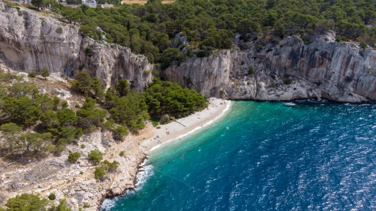 Nugal MakarskaNugal (Makarska): Skrivena ispod strmih litica južno od Makarske, ova šljunčana plaža (dijelom nudistička) pruža osjećaj privatnosti. 