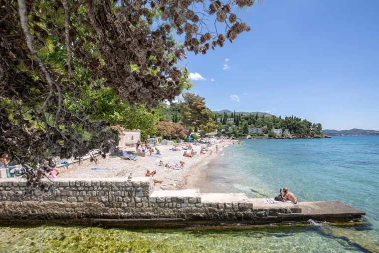 Plaže u Mlinima (kod Dubrovnika): Živopisno mjesto Mlini kod Dubrovnika nudi niz šarmantnih manjih šljunčanih plaža i skrovitih uvala s kristalno čistim morem. 