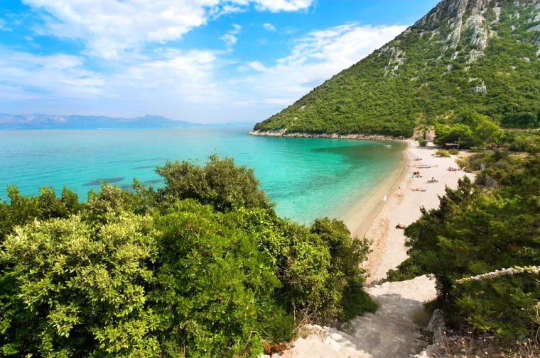 Divna (Pelješac): Kako joj ime govori, ova šljunčana plaža na sjevernoj obali Pelješca uistinu je divna. 