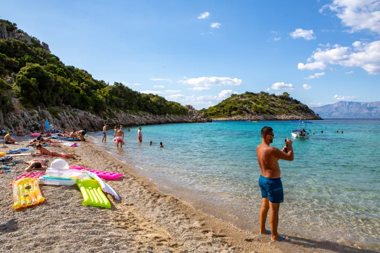 Divna (Pelješac): Očarava kontrastom bijelog šljunka, tirkiznog mora i zelenih padina.