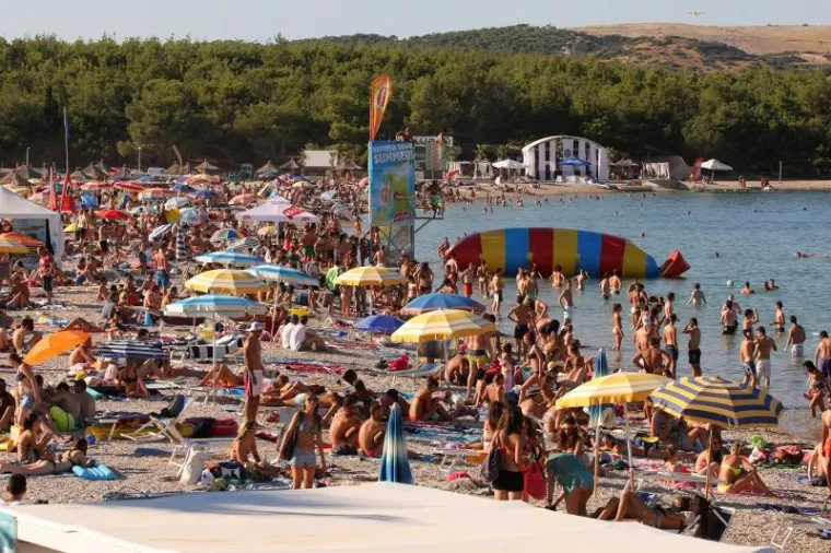 Zrće (Pag): Na ovoj dugoj &scaron;ljunčanoj plaži nalaze se brojni klubovi i nudi adrenalinske sportove.